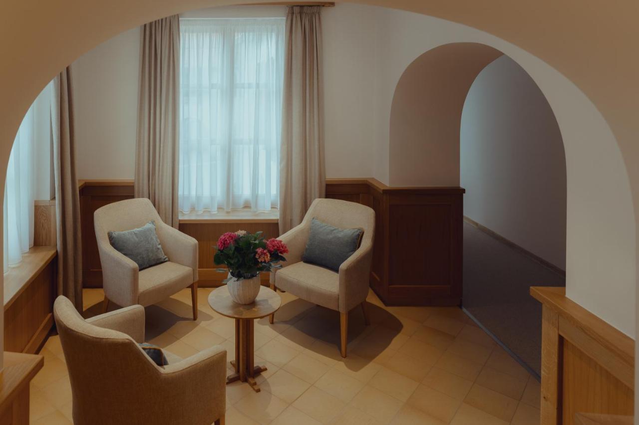 Brigaderos Hotel Brigadir Borsi エクステリア 写真