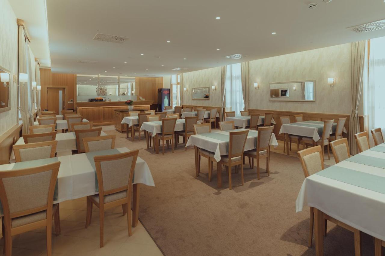 Brigaderos Hotel Brigadir Borsi エクステリア 写真