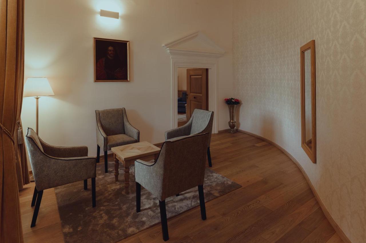 Brigaderos Hotel Brigadir Borsi エクステリア 写真