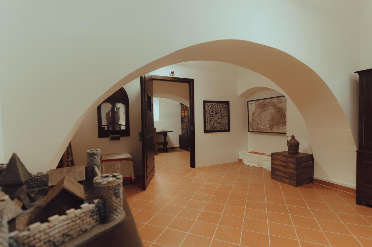Brigaderos Hotel Brigadir Borsi エクステリア 写真