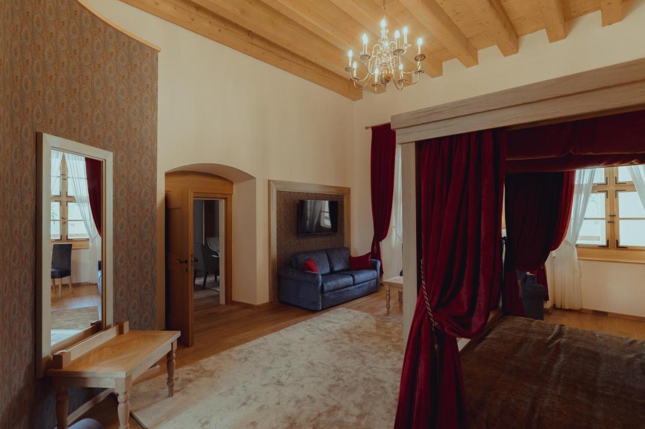 Brigaderos Hotel Brigadir Borsi エクステリア 写真