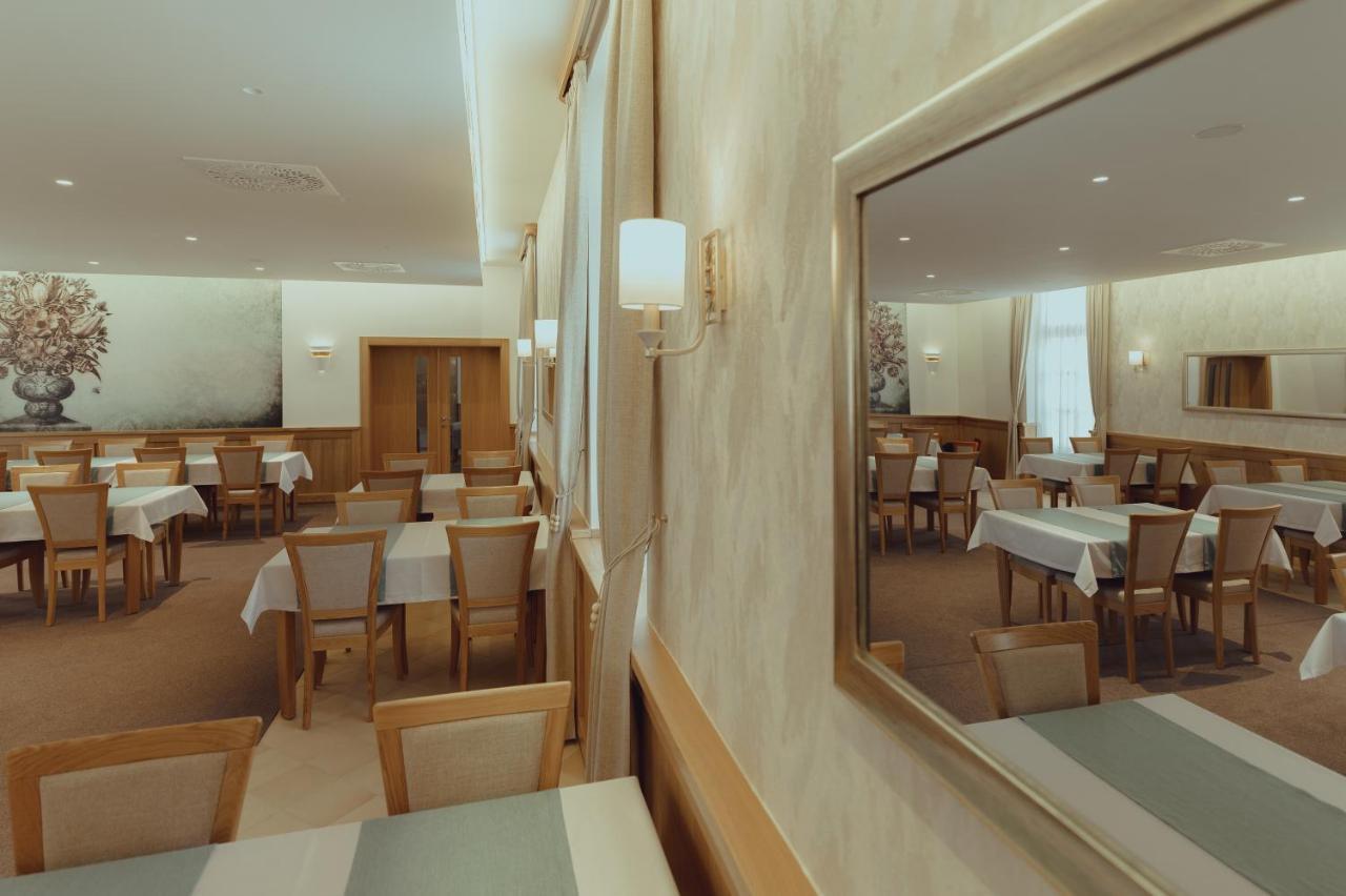 Brigaderos Hotel Brigadir Borsi エクステリア 写真