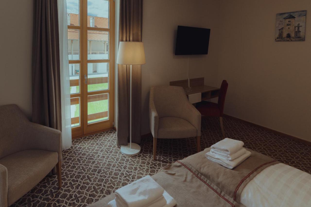 Brigaderos Hotel Brigadir Borsi エクステリア 写真