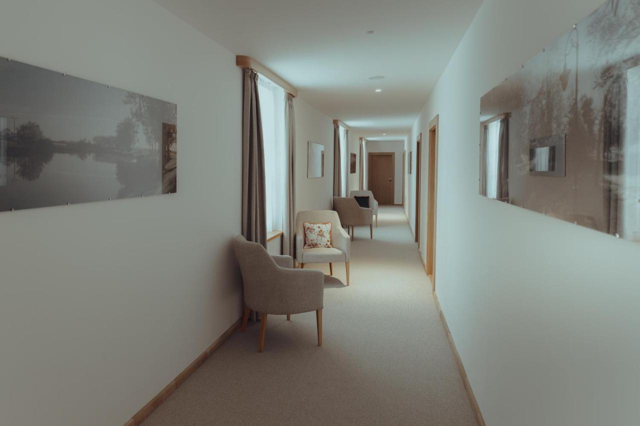 Brigaderos Hotel Brigadir Borsi エクステリア 写真