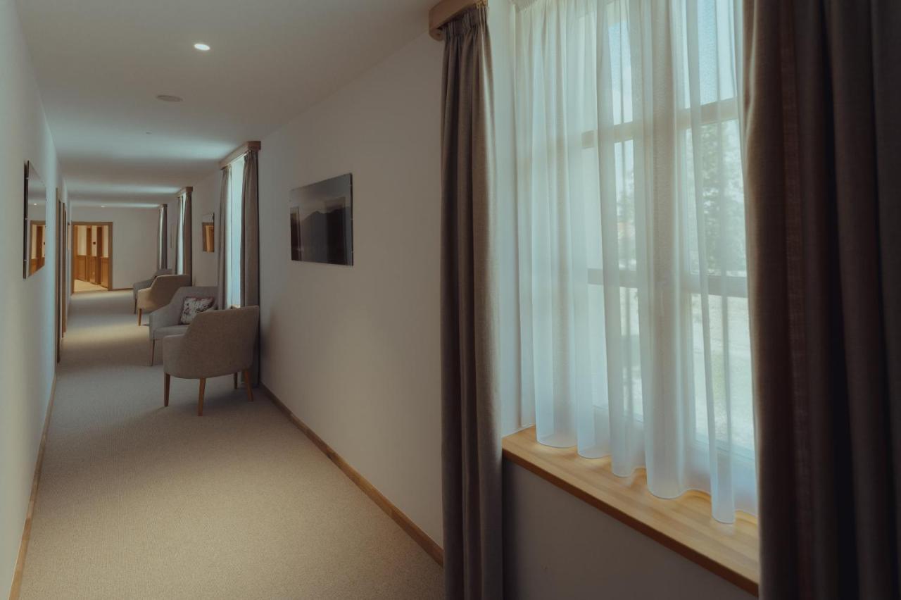 Brigaderos Hotel Brigadir Borsi エクステリア 写真
