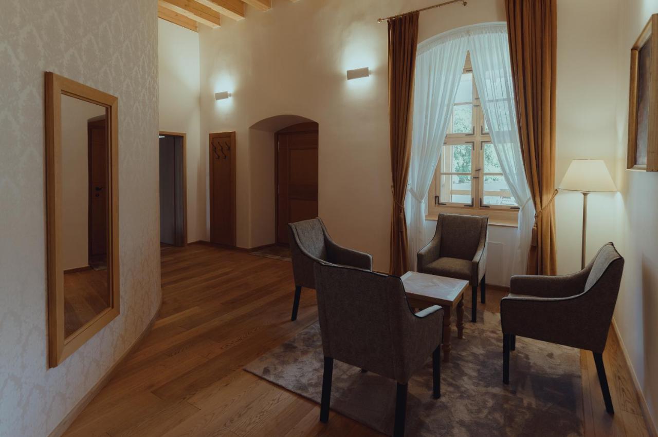 Brigaderos Hotel Brigadir Borsi エクステリア 写真