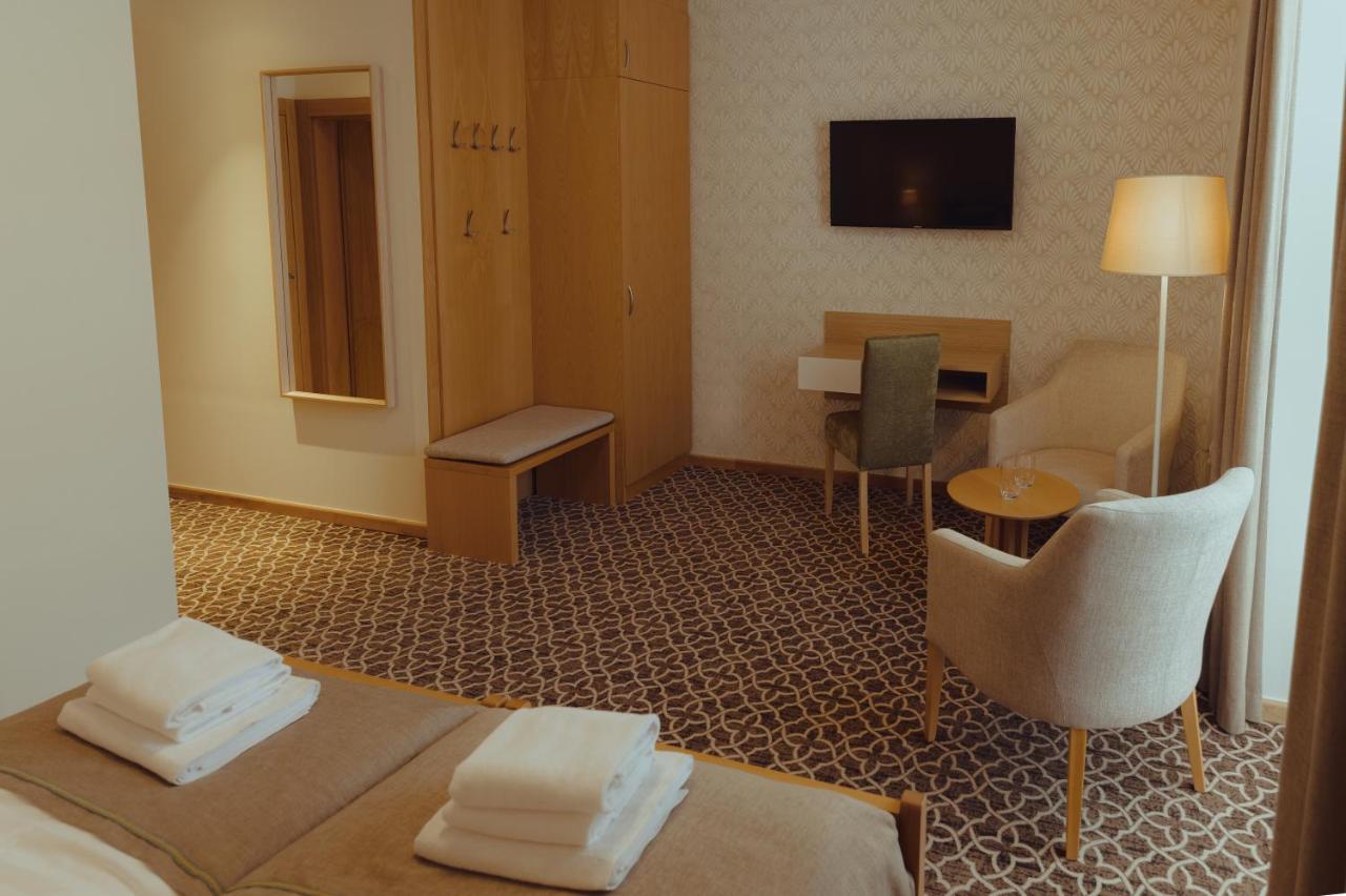 Brigaderos Hotel Brigadir Borsi エクステリア 写真
