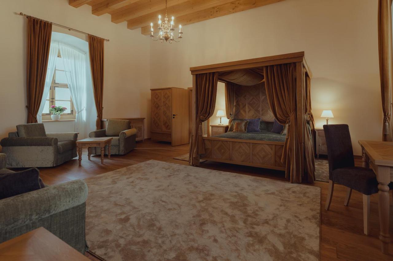 Brigaderos Hotel Brigadir Borsi エクステリア 写真