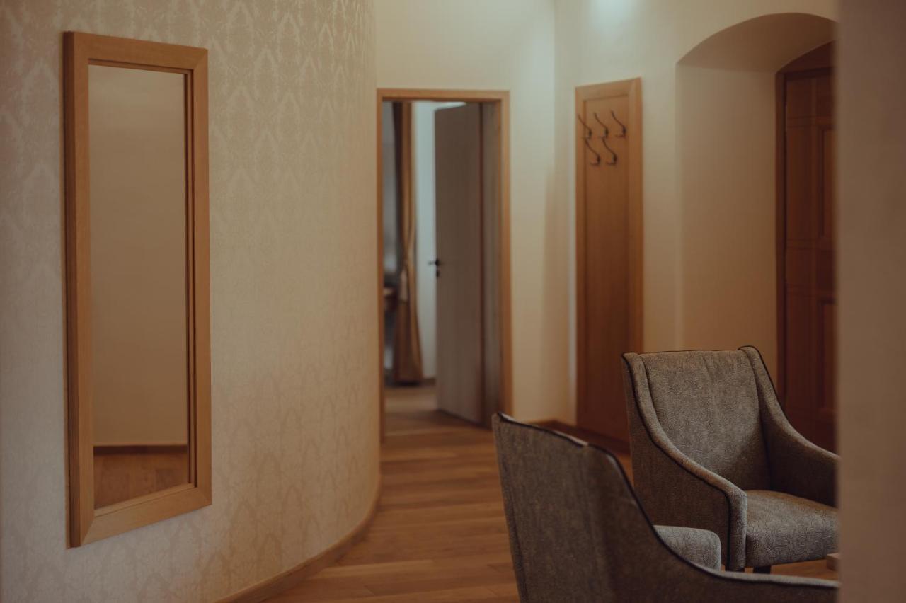 Brigaderos Hotel Brigadir Borsi エクステリア 写真